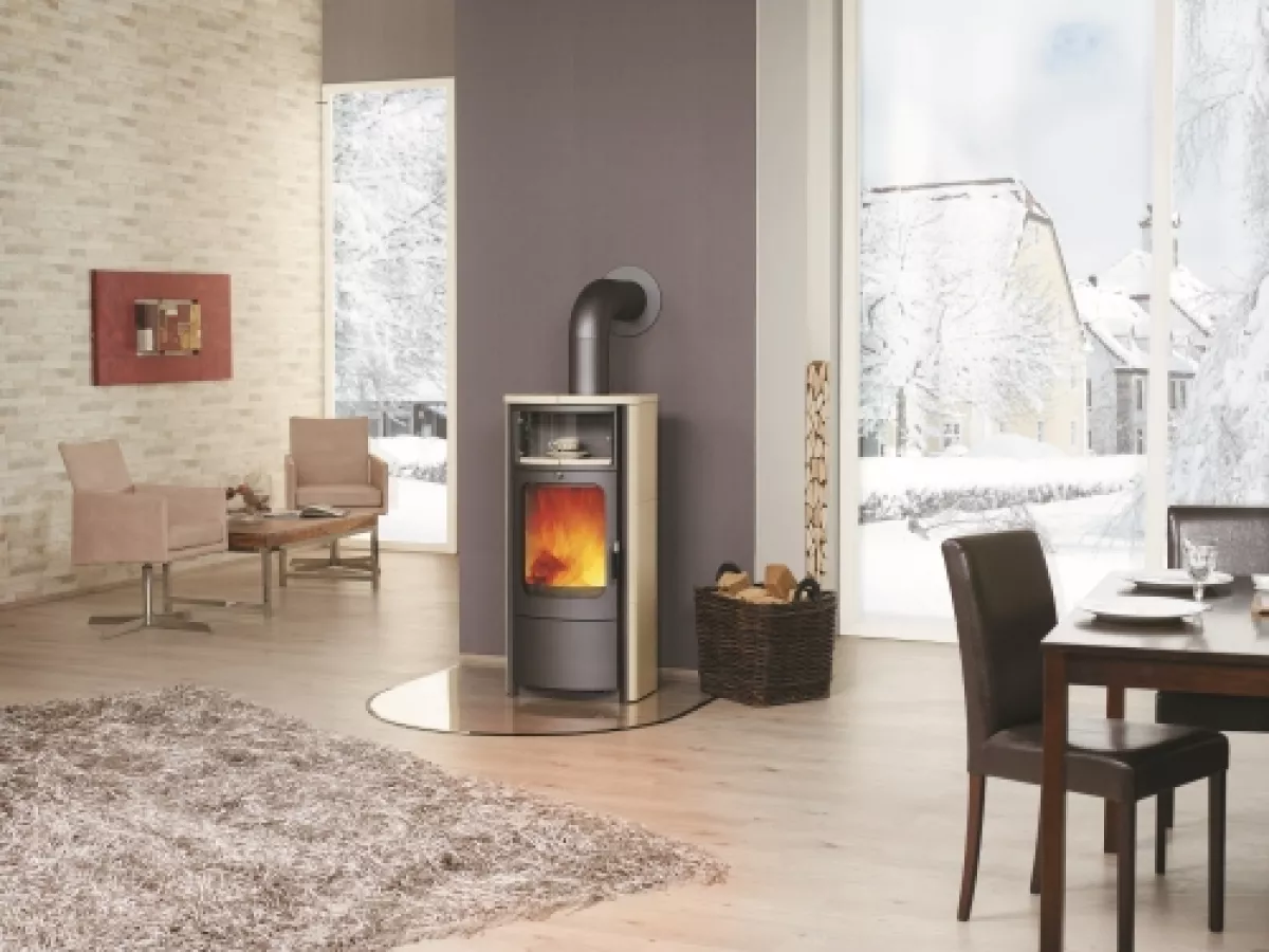 Gemütlicher Kaminofen im Wohnzimmer